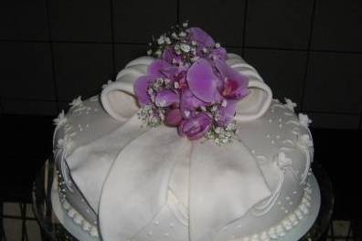 Bolo de casamento com flores no topo