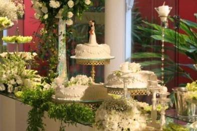 Bolo de casamento com detalhes em tom lilás