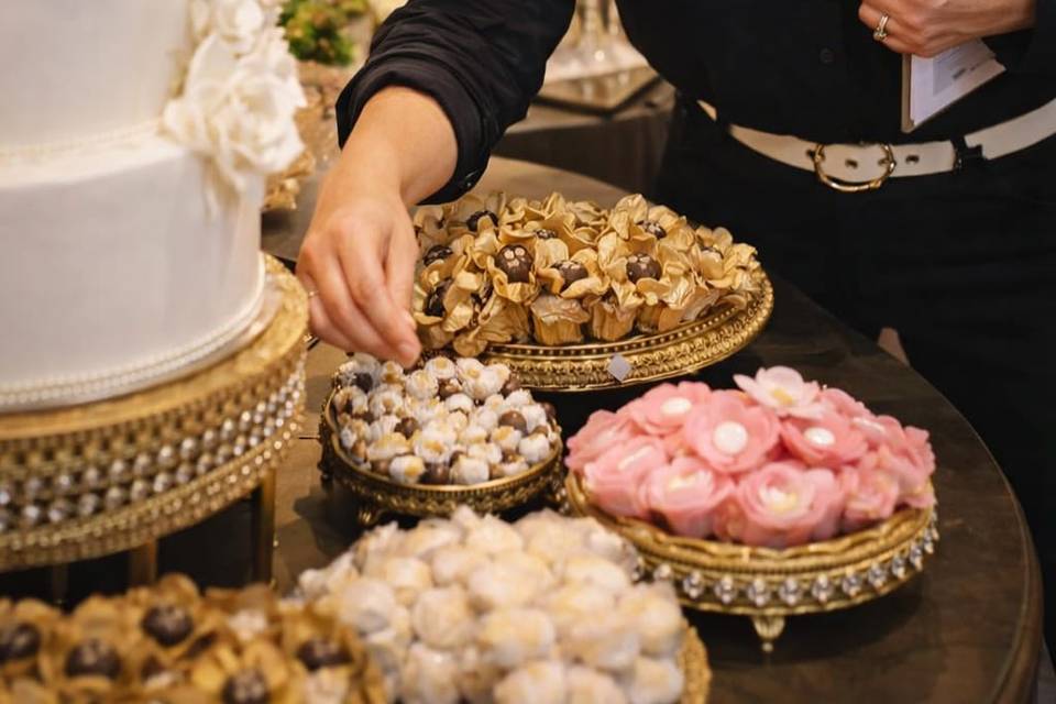 Arrumando os doces na mesa