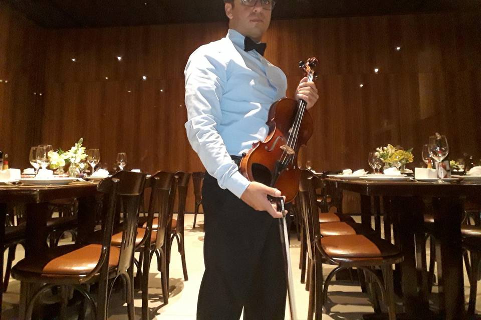 Violinista no seu jantar