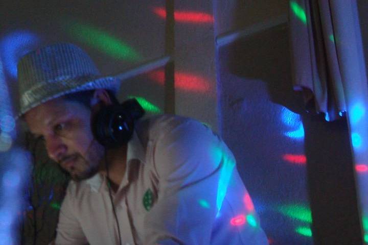 O Dj atuando